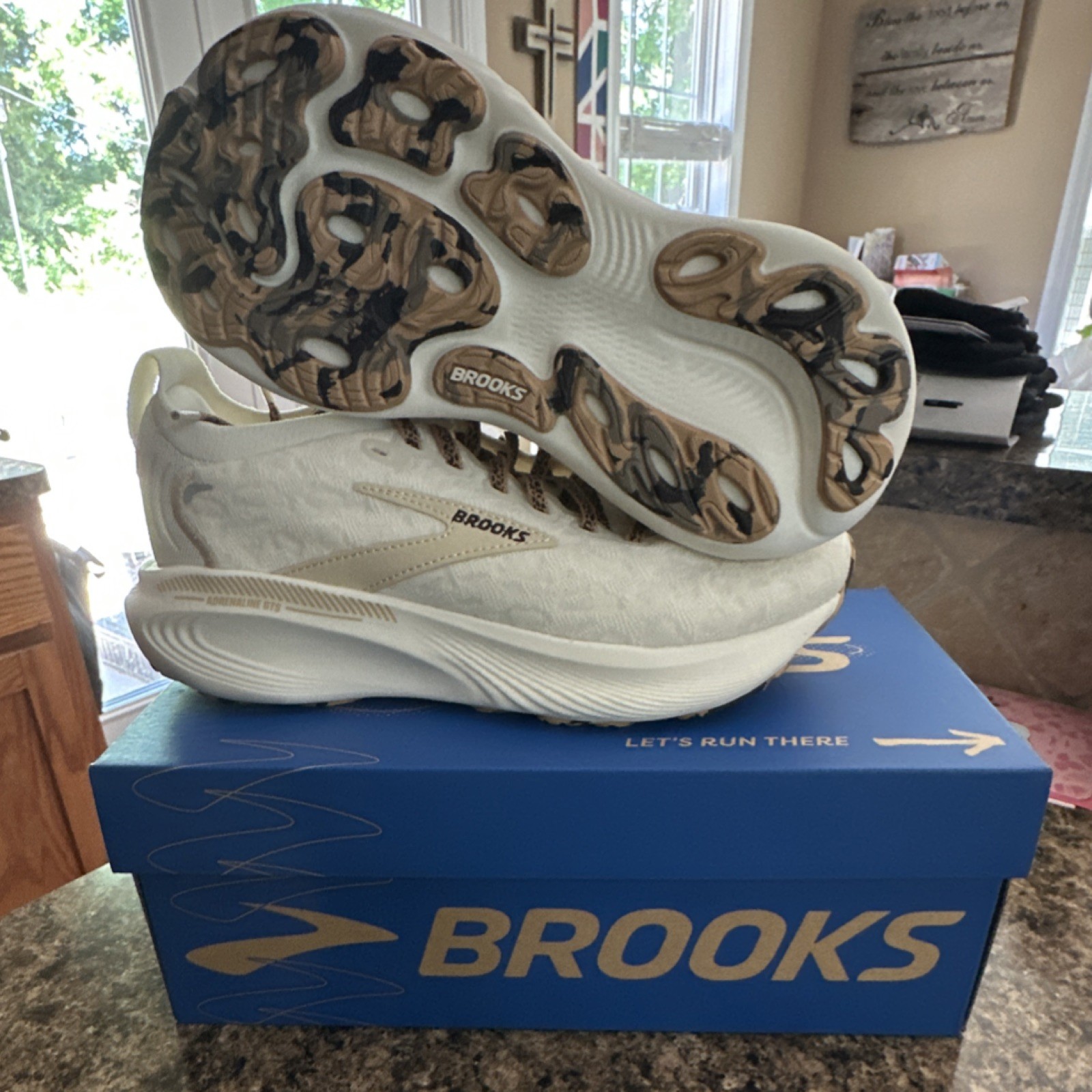 Brooks Adrenaline GTS 25 Women's Running Shoes Coconut/Tofu/