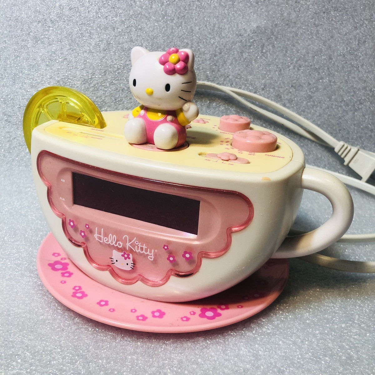Vtg Hello Kitty Tea Cup Alarm Clock Radio AM/FM Night Light KT2055