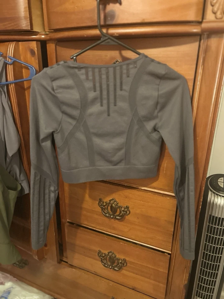 Ladies Gray AQ Sportswear Long Sleeve Size S/M Cropped Activewear Shirt - Image 2 of 4