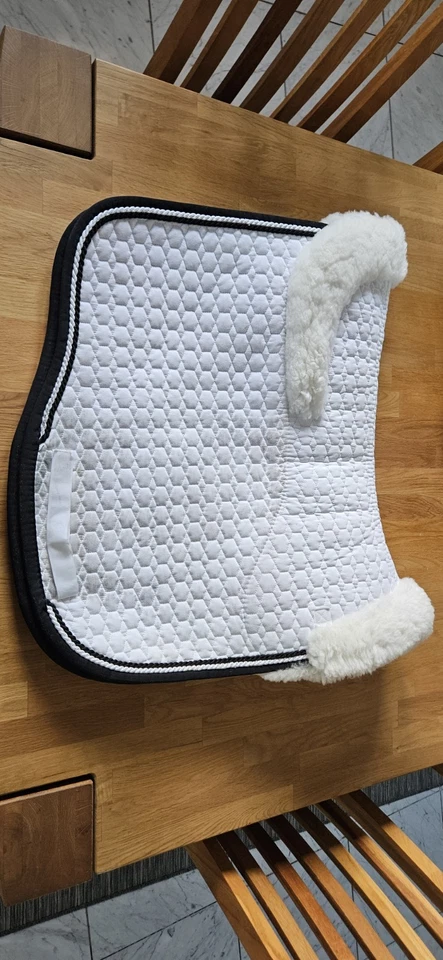 Mattes Lammfell Schabracke Dressur weiß - Bild 2 von 4