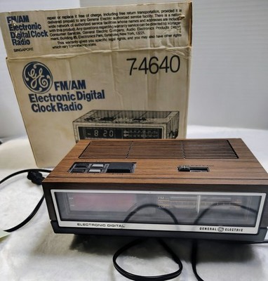 7-4640 Electronic Digital AM/FM Alarm Clock Radio Wood Grain Original Box Works