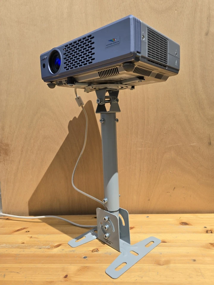 SANYO PLC-XU48 Projector Beamer XGA 3LCD 3000 LUMENS VGA, Preis Verhandelbar - Bild 2 von 4