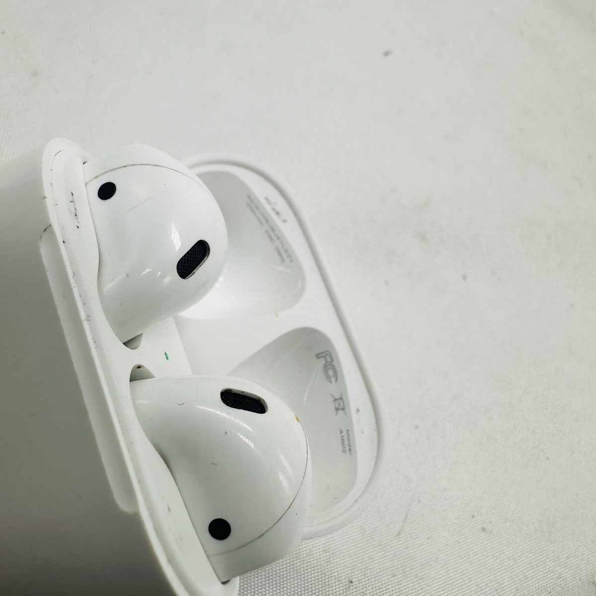 Apple AirPods A2031 2nd Generation with Charging Case Apple AirPods A2031 2nd Generation with Charging Case