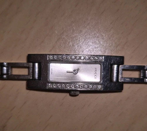 Orologio Gucci 3900L con lunetta diamantata e quadrante madreperla donna