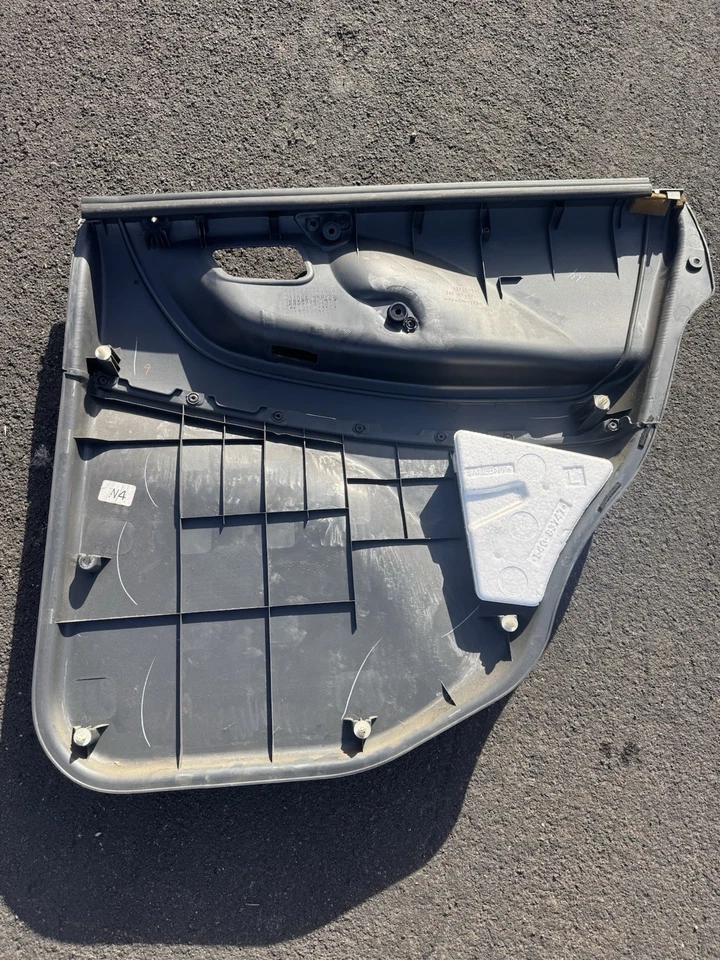 Panel de puerta de pasajero trasero Suzuki Aerio 06 negro OEM Foto 4 de 4