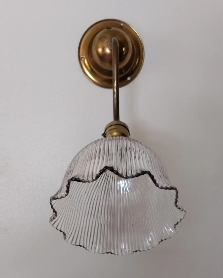 Lámpara antigua de montaje en pared globo/sombra de latón macizo Foto 3 de 3