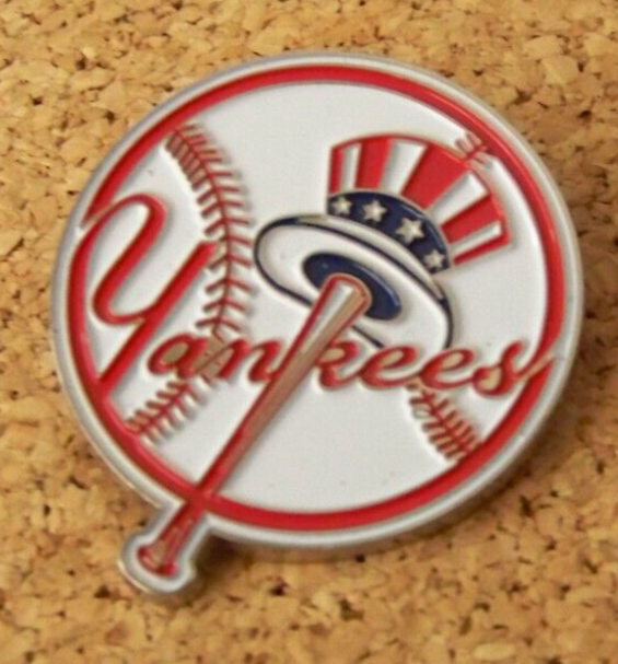 New York Yankees top hat logo pin Bradford Exchange c46104