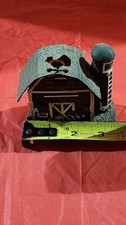 Casa de granero rústica miniatura pintada a mano de resina con silo y gallo veleta