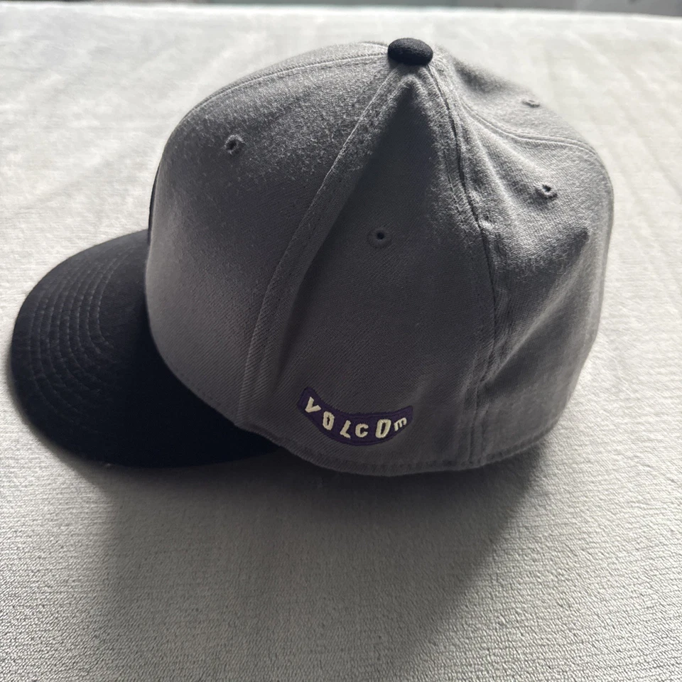 Y2K Vintage Volcom Flex Fit Fitted Hat Size 7 1/4-7 5/8 Gray with Purple Logo - Image 4 of 4