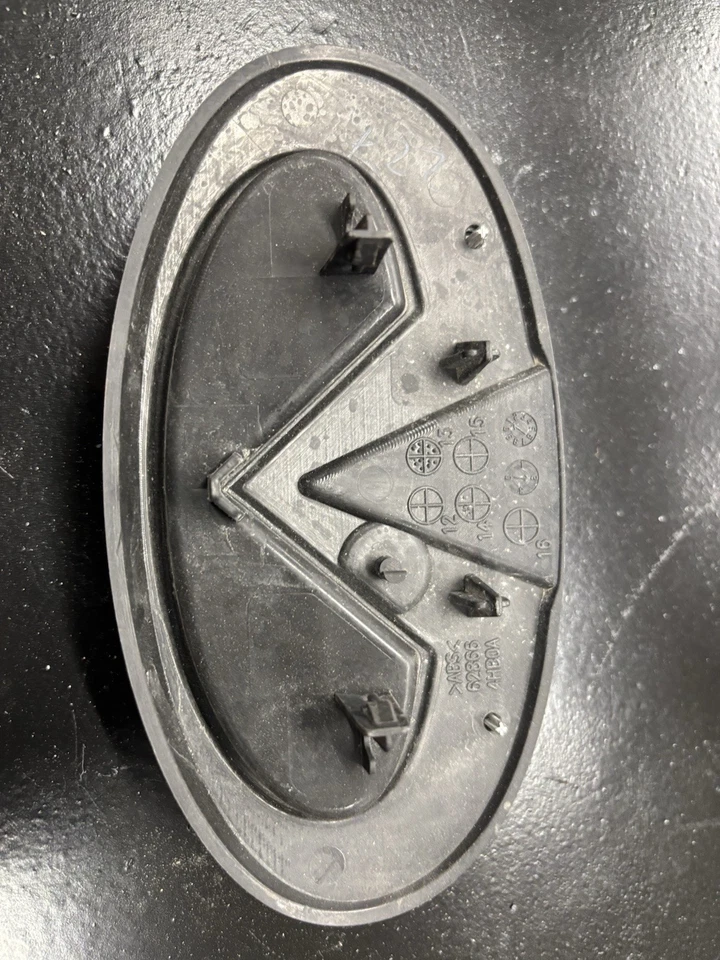 2014 infiniti q50 front grill emblem - Image 4 of 4