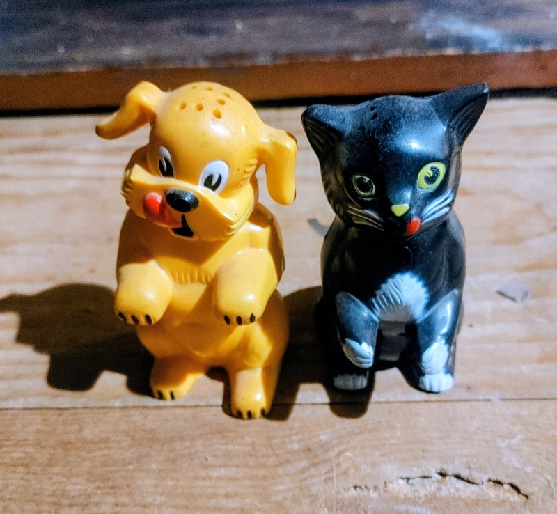 Vintage Kennel Ration Fido Fifi Salt & Pepper Dog Cat Shakers F&F Mold Die Works