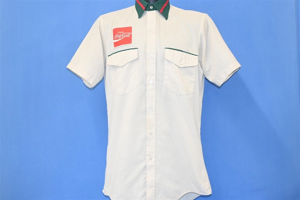 CAMISA MASCULINA VINTAGE ANOS 80 UNIFORME DE TRABALHO COCA-COLA LISTRADA PATCH BOTÃO PARA BAIXO MÉDIA M - Imagem 2 de 4