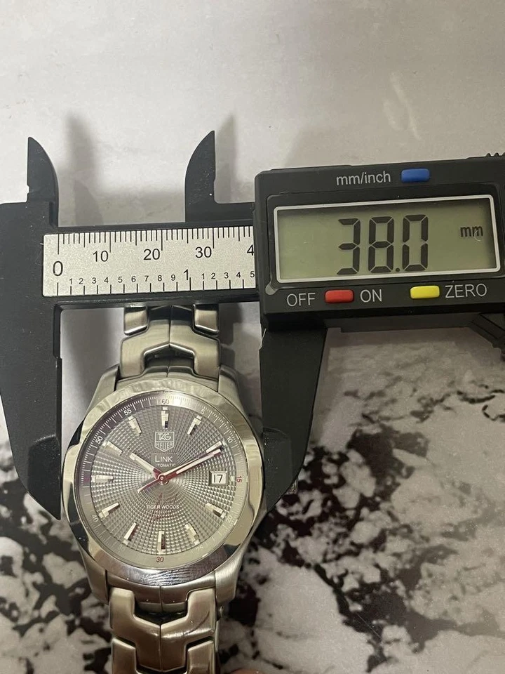 Reloj para hombre TAG Heuer Link Tiger Woods WJF2113 automático 38 mm esfera plateada Foto 3 de 4