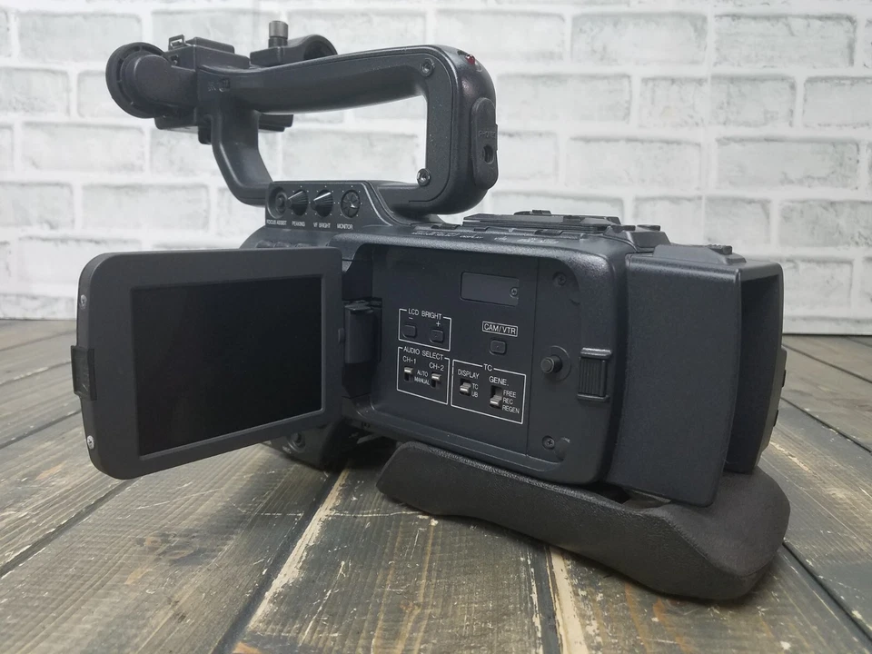 JVC GY-HD100 HDV MiniDV Camcorder ** ONLY ** FOR PARTS / REPAIR ** READ INFO ** - Image 2 of 4