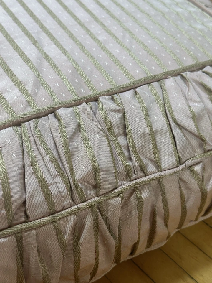 "Almohada decorativa rosa satinada plisada con volantes bordes rellenos de plumas 20""" Foto 4 de 4