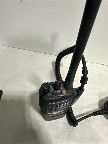 Motorola HT1250 UHF 403-470 MHz 128 canali GMRS AAH25RDF9AA5AN con batteria - Foto 9 di 12
