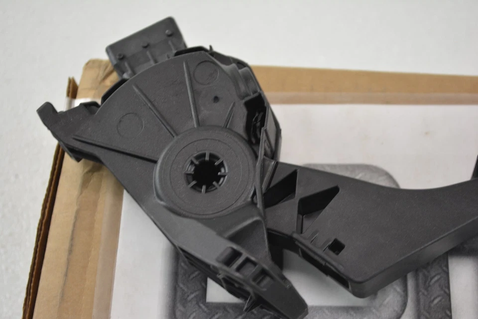 Pedal acelerador Chevrolet Volt Cruze Buick Verano ACDelco nuevo OEM 13252702 Foto 2 de 4