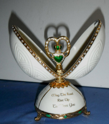 Emerald jewel Irish treasure Egg/Plays When Irish Eyes Are Smiling