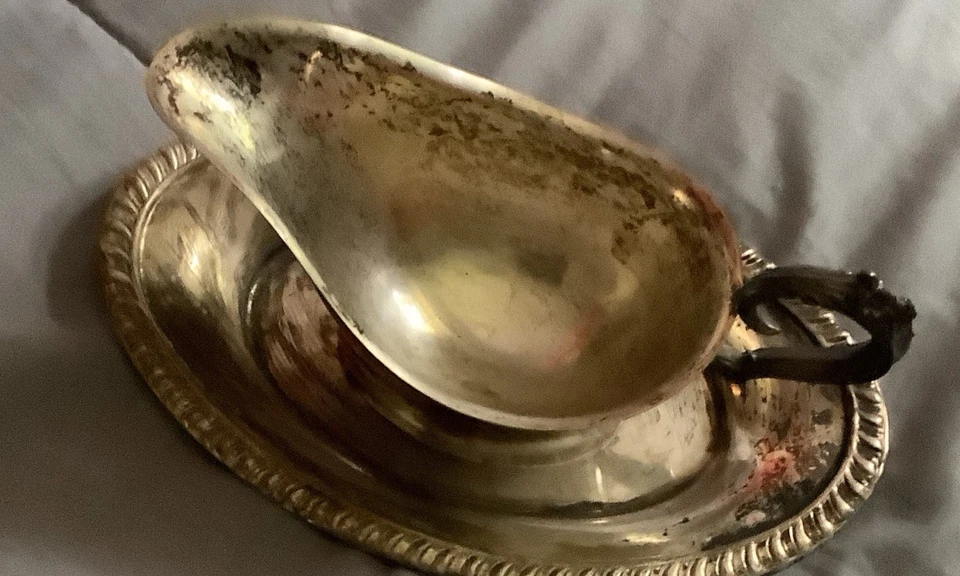 Barco de salsa enchapado en plata ornamentado de colección con placa ovalada adjunta/bandeja con borde de pastel Foto 2 de 4