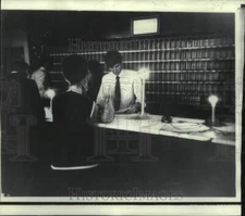 1969 Press Photo Guests check in by candlelight at Miami, Florida hotel