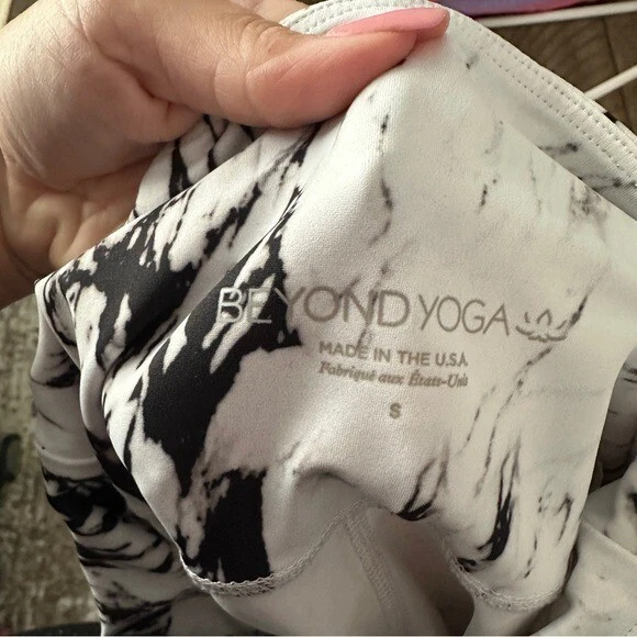 Beyond Yoga Olympus High Waisted Leggings Marble White Back size Small - Image 2 of 4