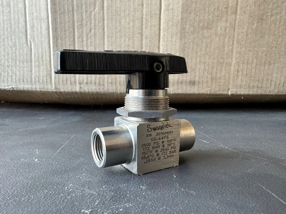 Swagelok SS-44F6 Stainless Steel 3/8" FNPT 40 Series Ball Valve 316-207629001 - Image 2 of 4