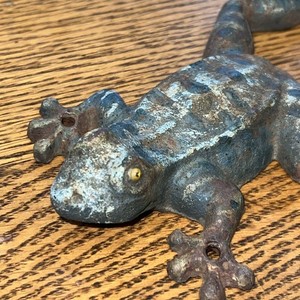 Cast-Iron Outdoor Frog Vine Hook Yellow Eyed Gecko Wall Mount