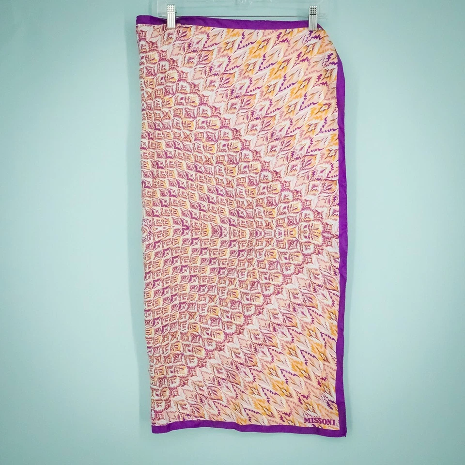 Bufanda cuadrada Missoni Silk Signature abstracta con estampado de punto de llama púrpura amarillo Foto 3 de 4