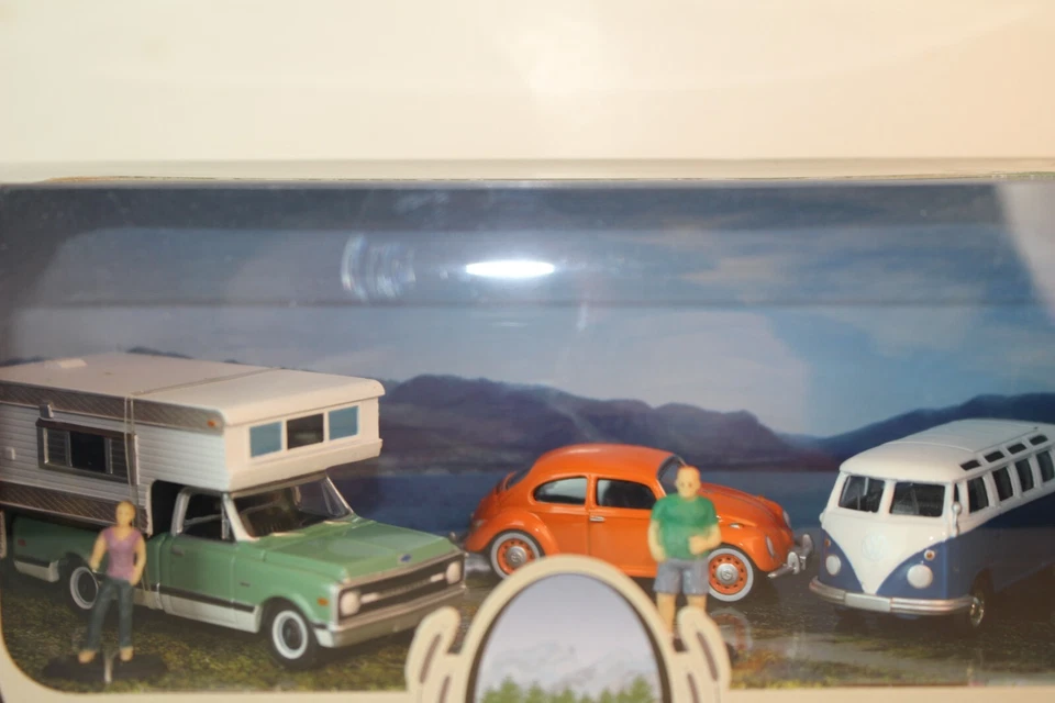 Greenlight Campsite Cruisers, 1970 Chevy Cheyenne, VW Samba Bus, VW Beetle - Imagem 2 de 4