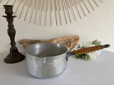 1024⚜️ Ancienne Casserole en Aluminium Vintage Ø 20 Cm Manche en Bois H 10 Cm - Photo 1/4