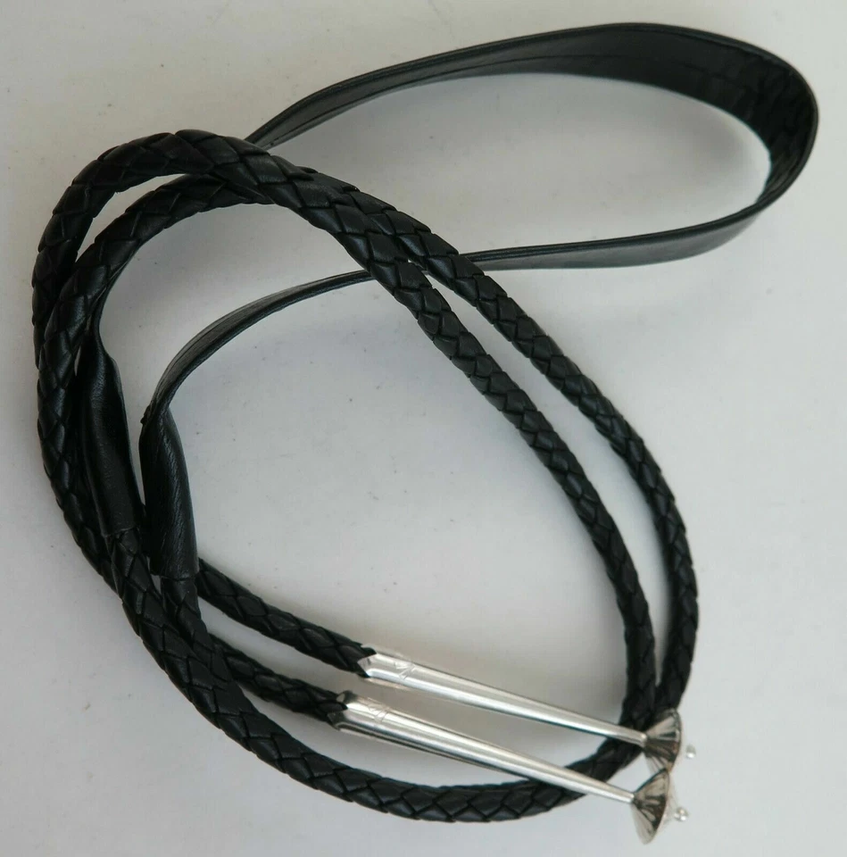 Cordón de corbata Bolo de 6 capas de cuero negro cómodo y puntas grandes de plata de ley Foto 2 de 4