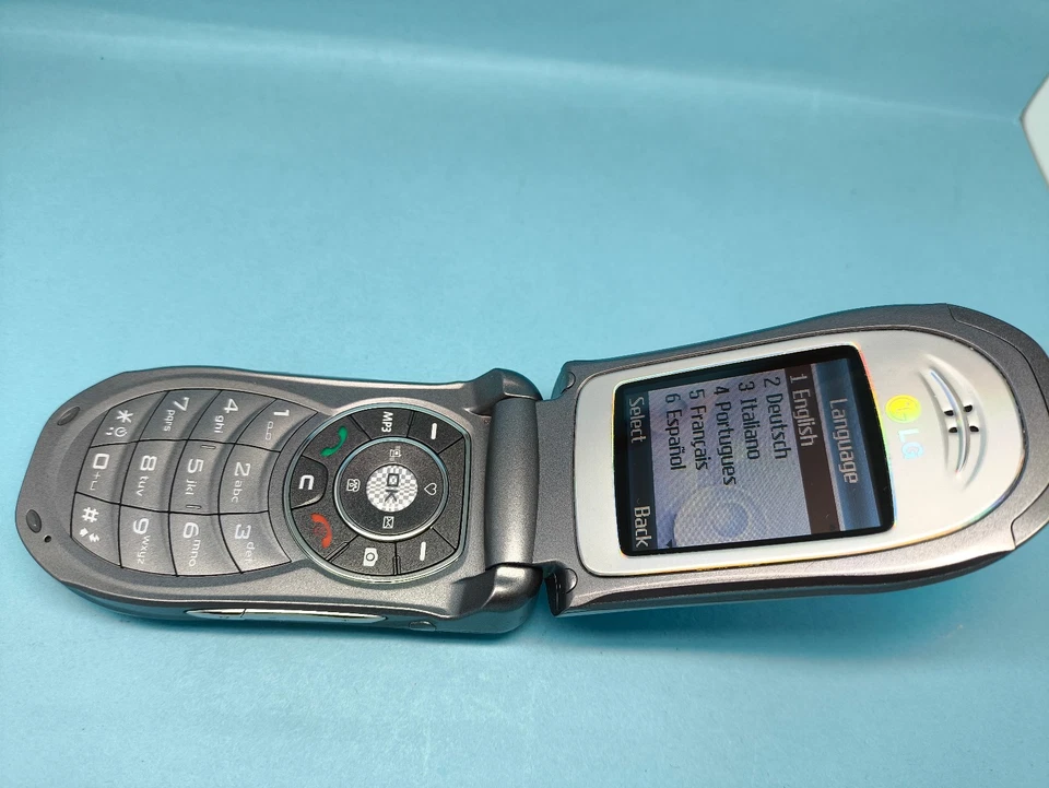 LG F3000 Silver Unlocked Mobile Phone - PERFECT Condition - Image 3 of 4