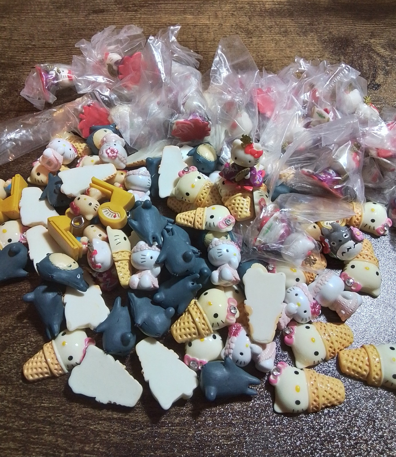 100 + Dijes de resina de novedad surtidos para hacer joyas anime SANRIO Ghibli