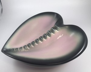 Vintage-1950-s-MCM-KITSCHY-Atomic-HEART-shaped-ASHTRAY-ceramic-MOD