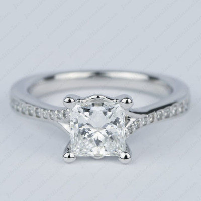 1,58 TCW Princess Moissanit Split Shank Verlobungsring 14K Weißgold vergoldet