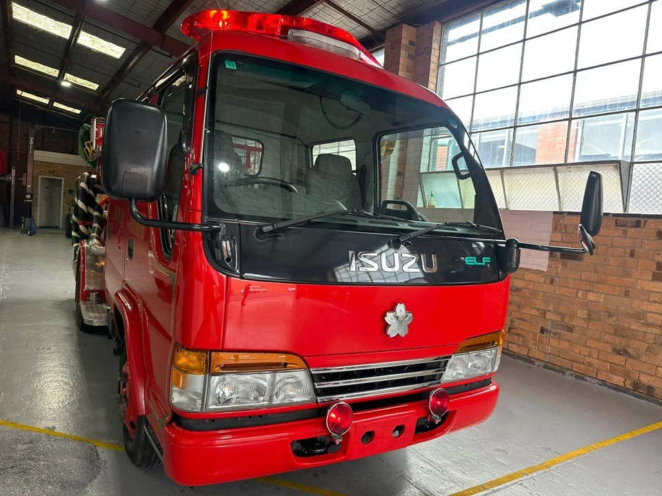 Isuzu Fire Truck, 6 Seater, Genuine 11900km - image 2 of 4