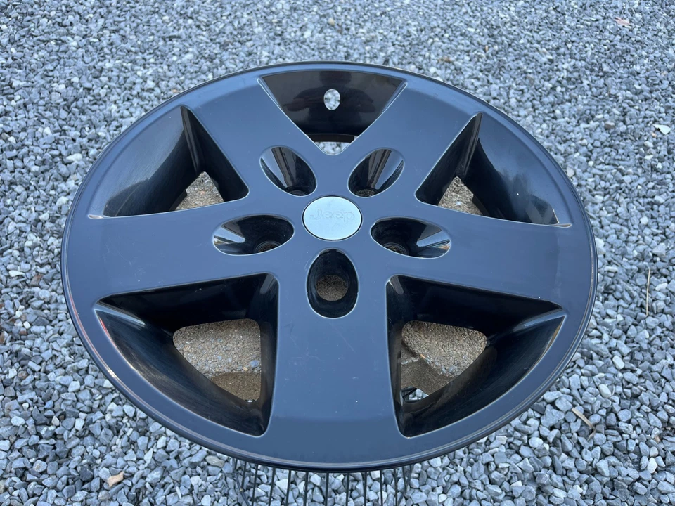 (1) CUBIERTA DE RUEDA JEEP WRANGLER 17" ACABADO NEGRO BRILLANTE 7907P-17" 2007-2017 Foto 2 de 3