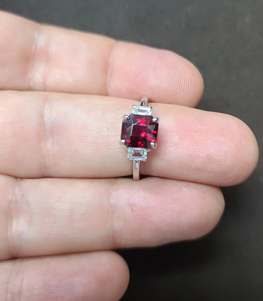 Anillo de compromiso de oro blanco de 14K de 2,54 quilates Granate rojo natural forma radiante  Foto 4 de 4