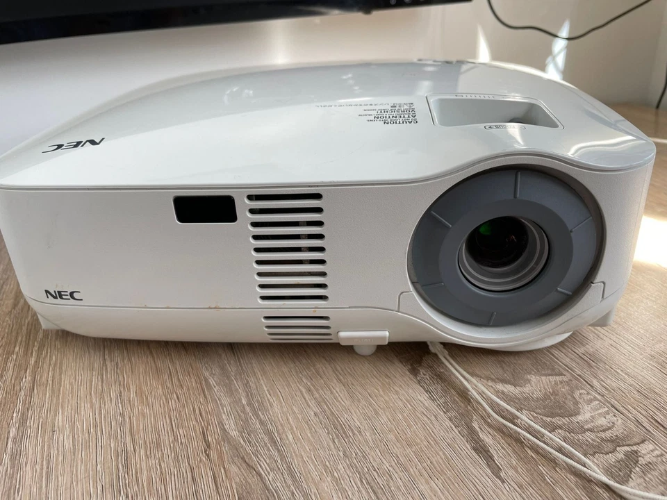 NEC VT595 Portable Multimedia LCD Projector Working Lamp 20% LIFE LEFT - Image 4 of 4