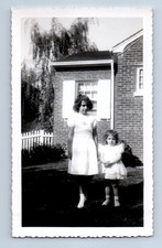 Antigua foto vintage par de niñas en patio por casa de ladrillo foto encontrada instantánea
