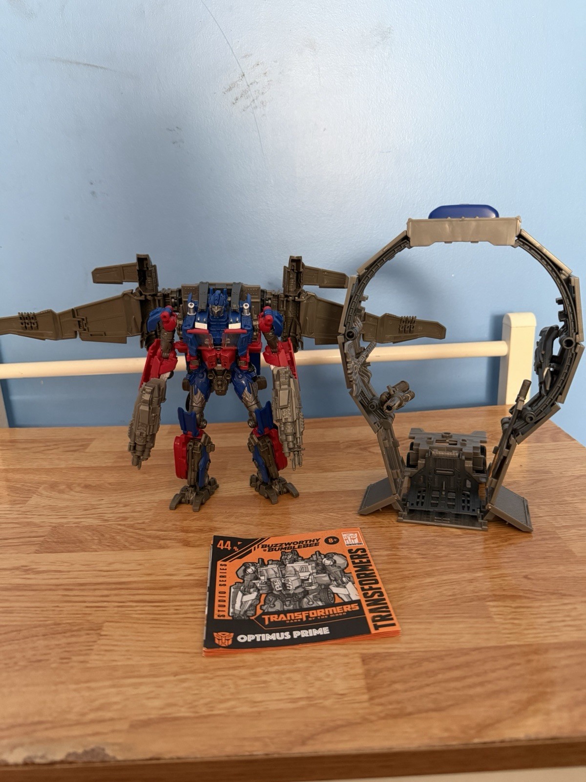 Transformers Hasbro Studio Series 44 Buzzworthy Bumblebee Optimus Prime figure