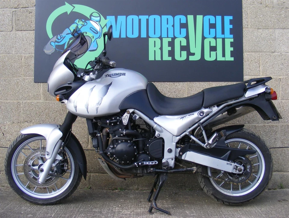 Triumph Tiger 955 Radiator Lower Mounts 2001 to 2006 955 T709EN A778 - Image 3 of 4