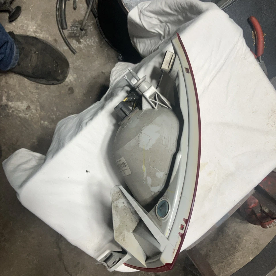 Conjunto de luz trasera derecha del lado del pasajero Chevrolet Cobalt 2005-2010 Foto 3 de 4