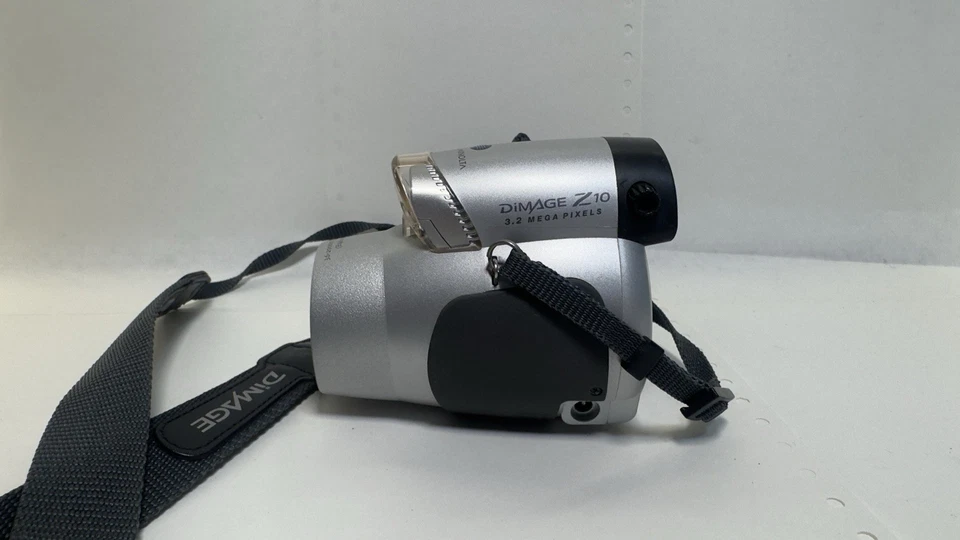 Minolta Dimage Z10 3.2 Mega Pixel 8x Optical Zoom Digital Camera Works With Cap - Image 3 of 4