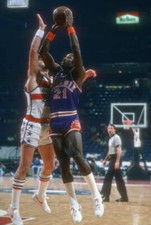 Truck Robinson of the Phoenix Suns shoots 1981 Basketball Photo 2