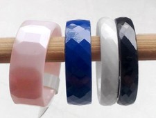Keramik Ring Bandring facettiert weiß / schwarz / blau / rosa, Breite wählbar