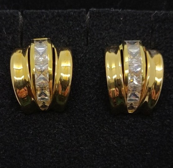 Pendientes oro 18k 750 mls. Cierre omega. Ref 4968