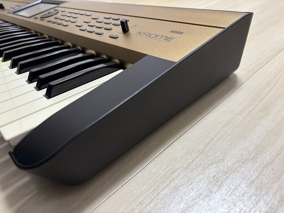Korg Krome-61-GD Gold Keyboard Synthesizer with Soft Case Korg Krome-61-GD Gold Keyboard Synthesizer with Soft Case