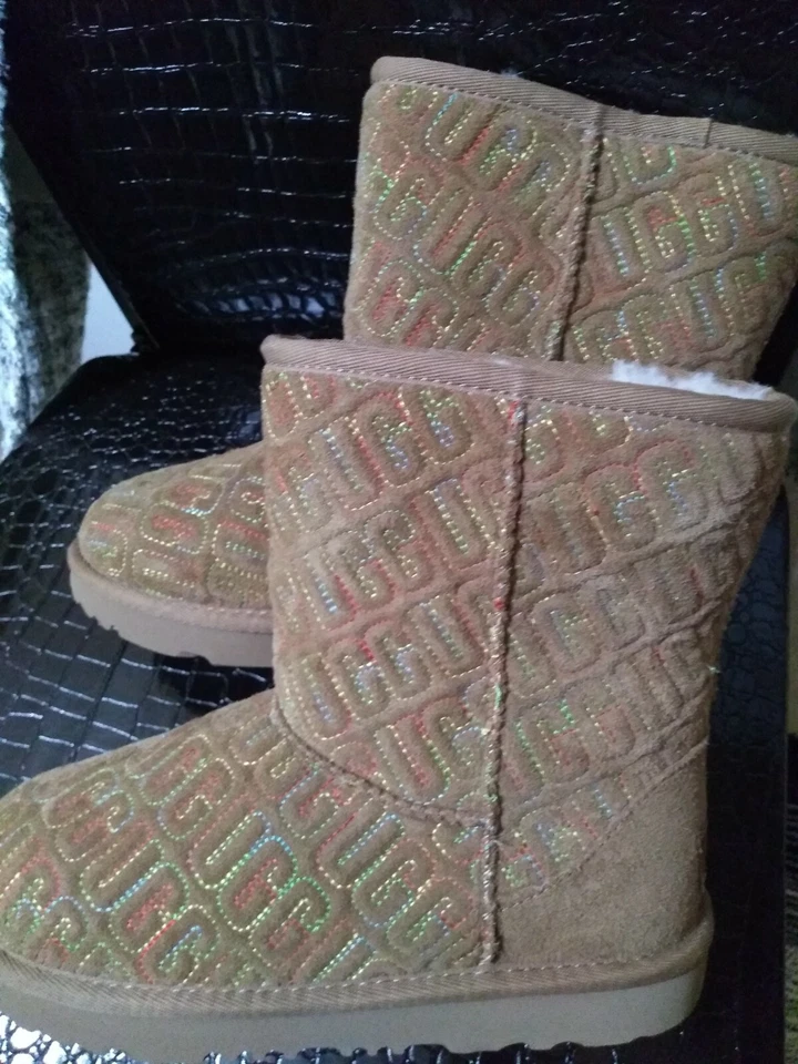 Bota Corta UGG Australia Niños Clásica Puntada Gráfica Talla 3 Nueva Cuero Beige Foto 2 de 3