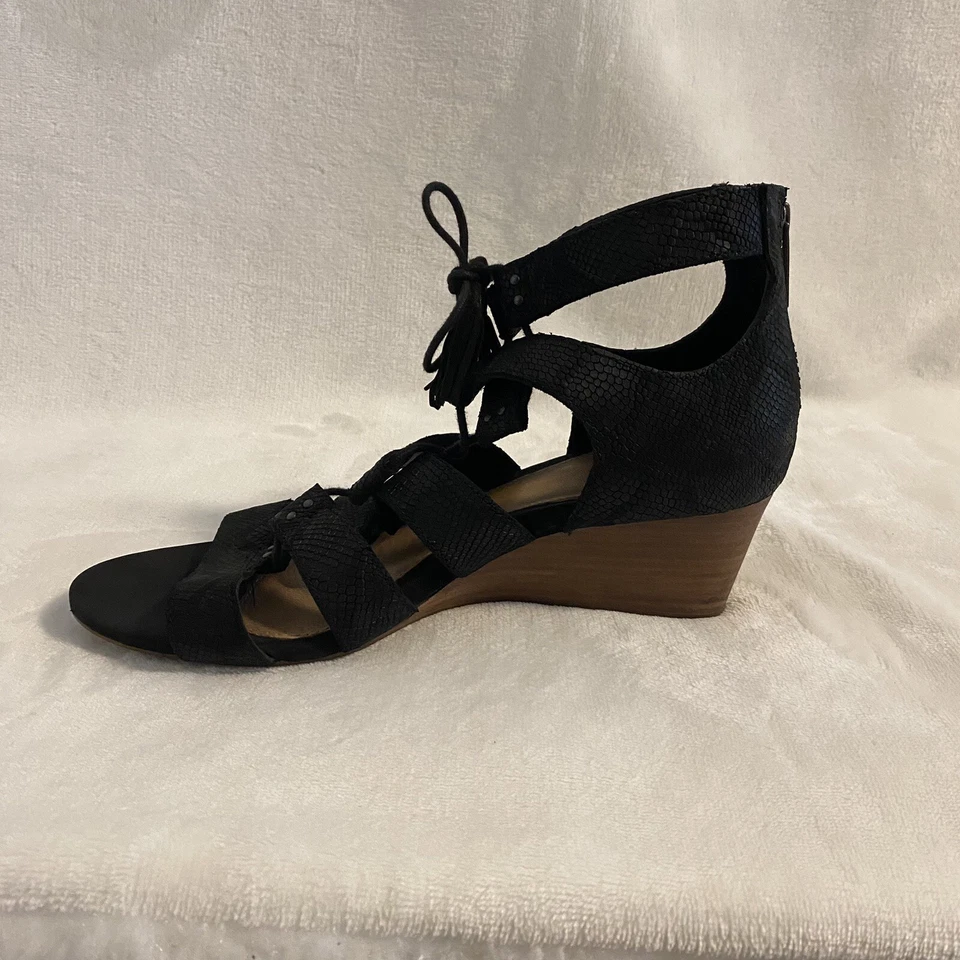 女士 UGG Yasmin 蛇纹浮雕皮革角斗士系带堆叠楔形黑色 9 — 第 4/4 张图片